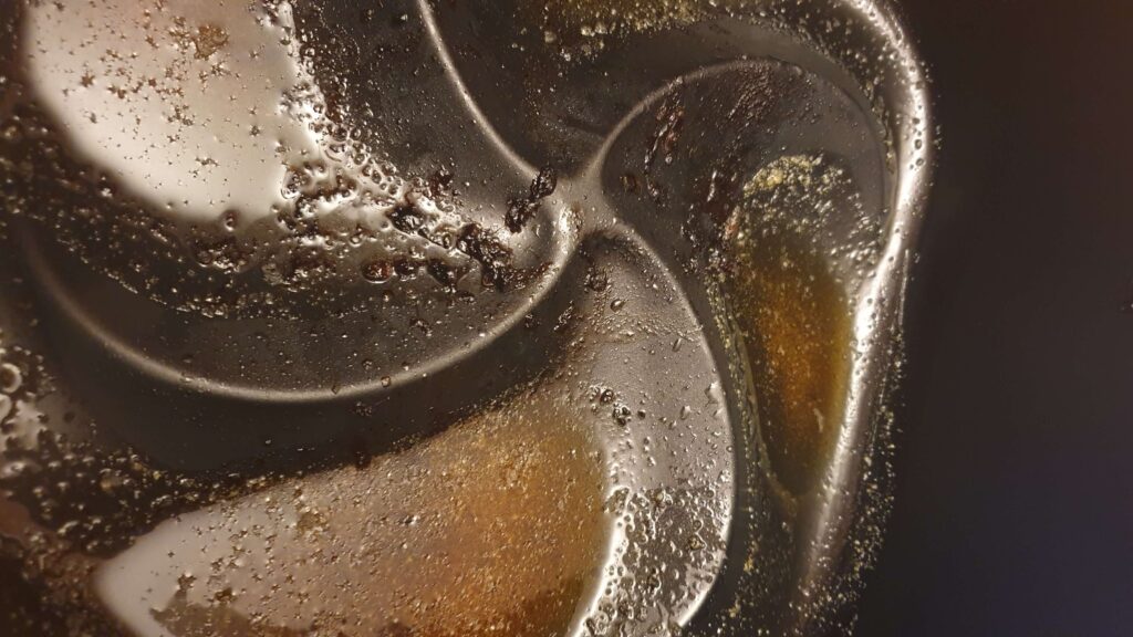 Zużyte oleje i tłuszcze jadalne to odpady komunalne_KM Zużyty olej jadalny w naczyniu