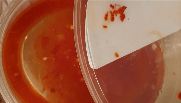 Zużyty olej ze śledzi_KM Olej ze śledzi w plastikowym pojemniku