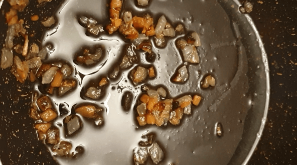 Zużyty olej ze smażenia_KM Patelnia ze zużytym olejem po smażeniu